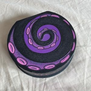 Besame cosmetics Ursula villains highlighter gold New